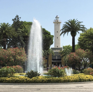 Il Faro e la fontana situata nella Rotonda