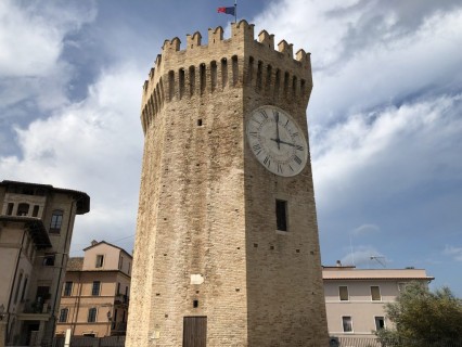 La Torre dei Gualtieri: antica postazione di comando ed emblema cittadino
